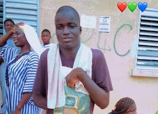 Pape Natango Mbaye, l’élève qui écrit avec ses pieds, décroche son BAC avec mention Bien !